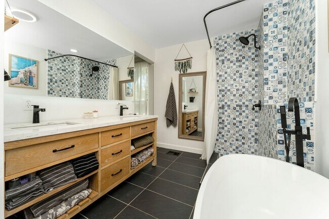 Building Photo - 1422 Benjamin St