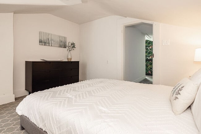 Building Photo - 1354 Broadway-SI ID1056136P