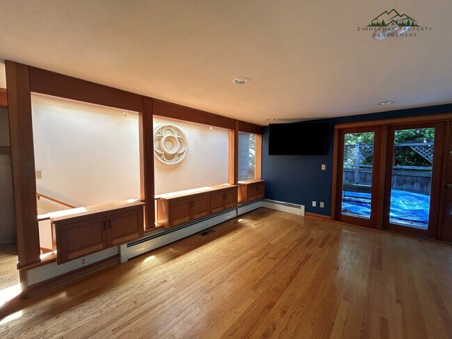 Building Photo - 320 Sunset Dr