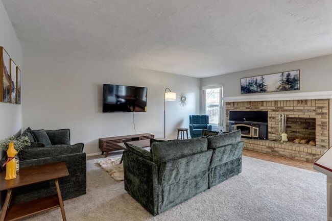 Building Photo - 3149 Oak Cir N