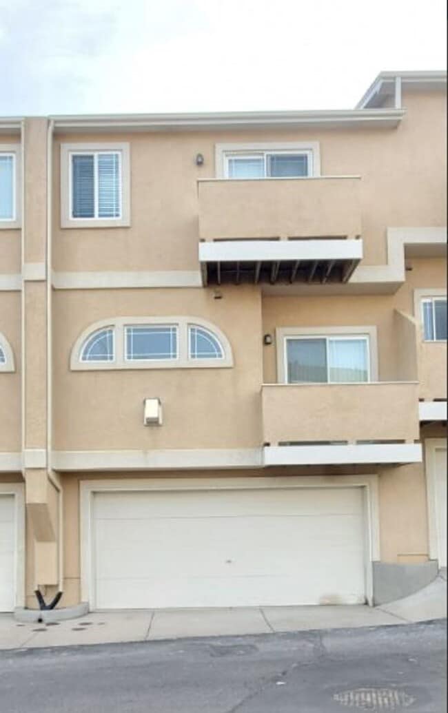Building Photo - Beautiful 3/3/2 West Side Townhome with Views Available Now!!!