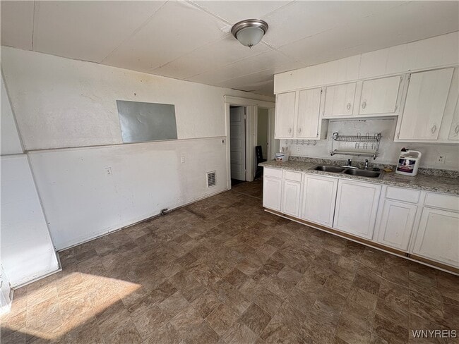 Building Photo - 2445 Bailey Ave