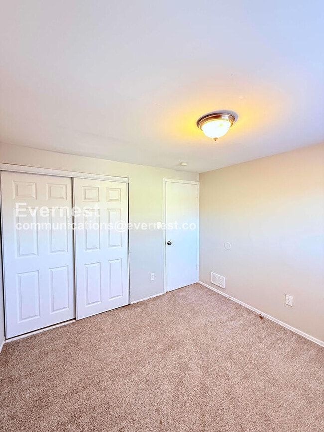 Building Photo - 4 Bed/1 Bath Home with Off-Street Parking / Pet-Friendly / Vouchers Accepted / Available Now!