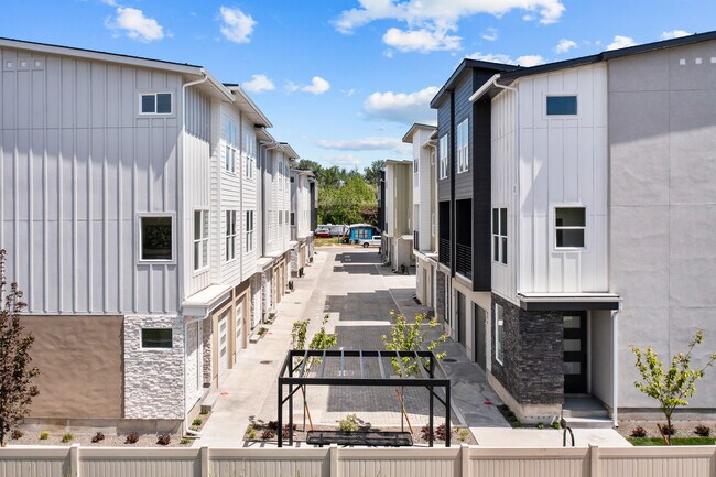 Building Photo - 479 E Violets Cv Ln