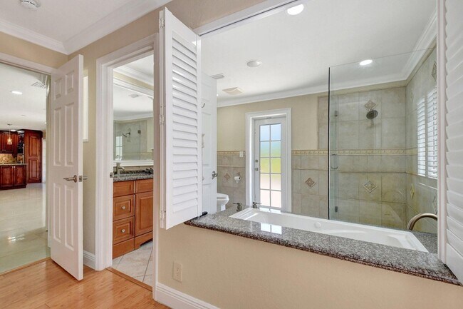 Building Photo - 4610 Pine Tree Dr