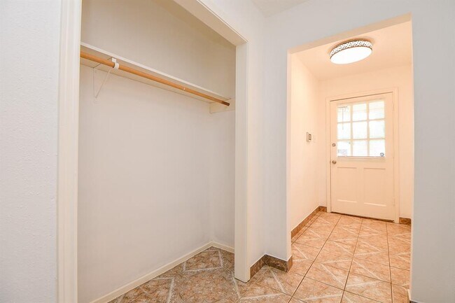 Building Photo - 2430 Ridge Hollow Dr