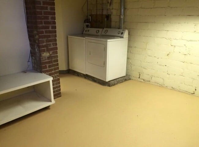 Building Photo - Charming Two Bedroom Home Overlookong Char...