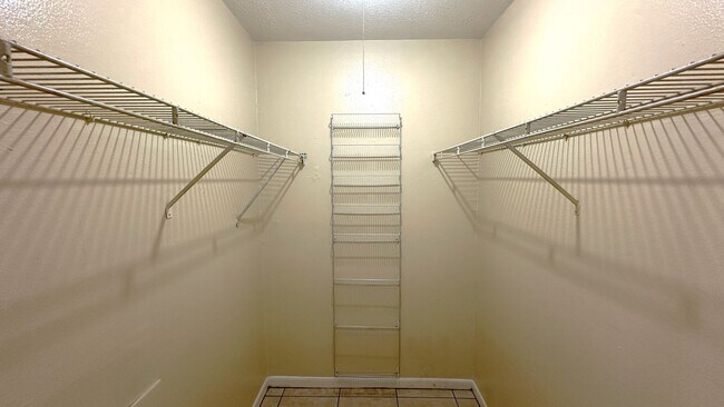 Building Photo - WALK TO CAMPUS 1/1 Condo w/ Stainless Steel Appliances, Walk In Closet, Comm Pool! $1050/month! A...