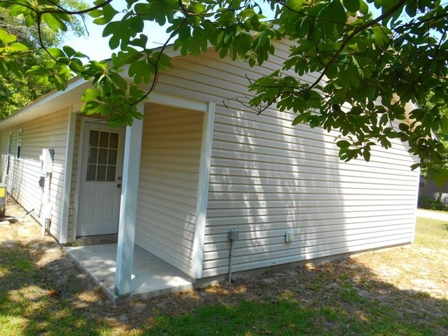 Building Photo - 3 Bedroom, 2 Bath House Available On Wesle...