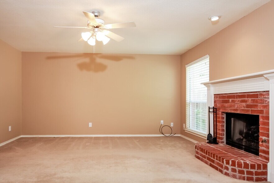 Building Photo - 3011 Renaissance Dr