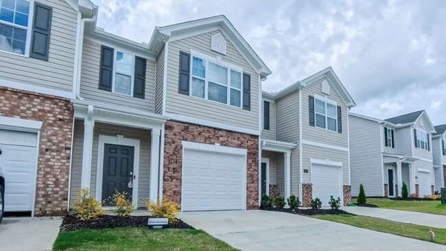 Building Photo - Spacious Townhome!