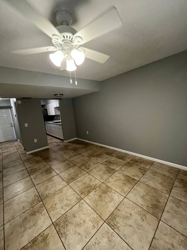 Building Photo - 2 Bed| 1 Bath NEW CARPET !