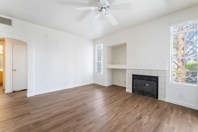 Building Photo - 2 bedroom remodeled condo in the Henderson...