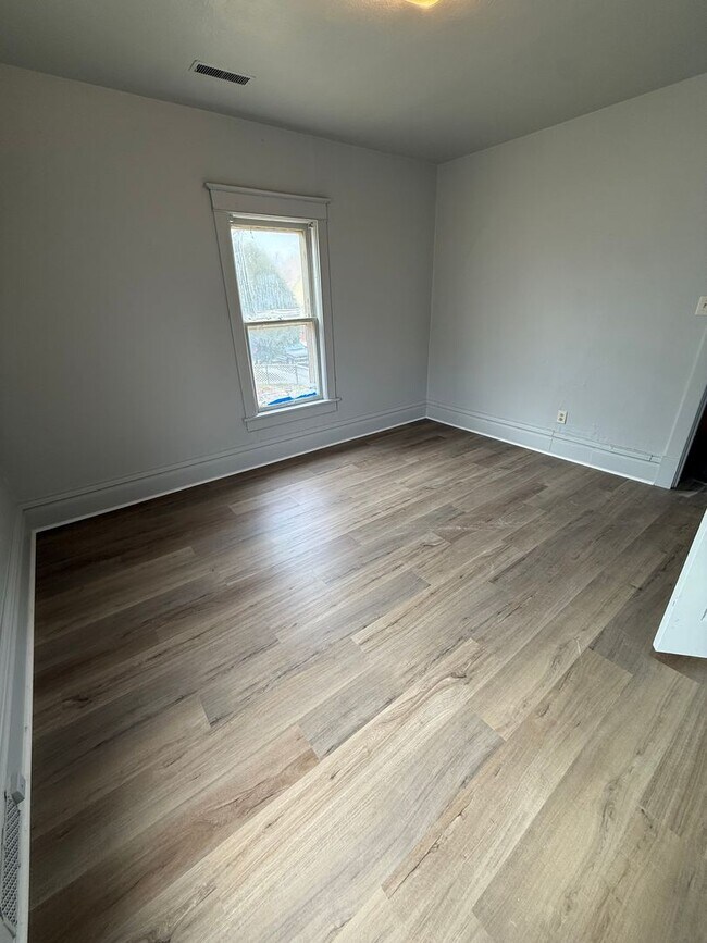 Building Photo - 415 George St