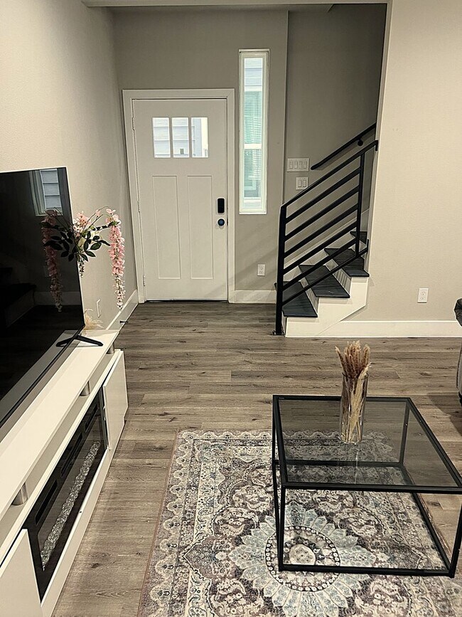 Building Photo - Like New and Close to IAH and Humble Area