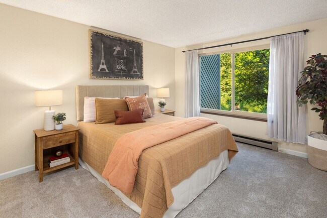 Building Photo - Spacious 2 bed, 1.25 bath, convenient loca...