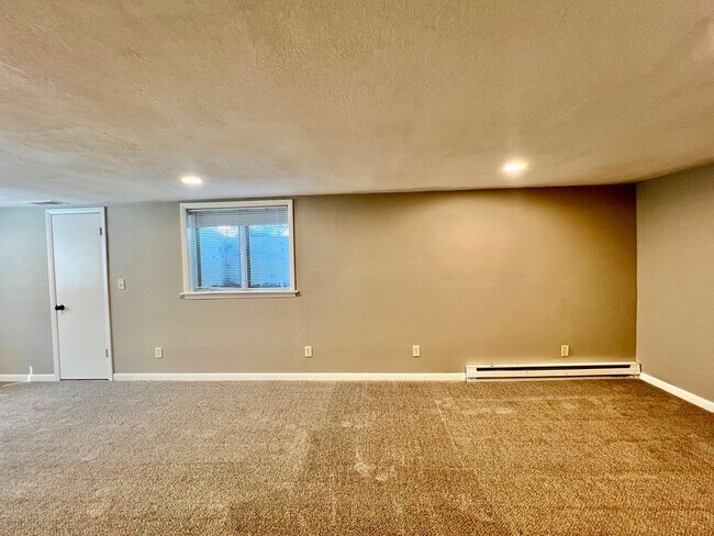 Building Photo - 1/2 Off 1 Month Rent