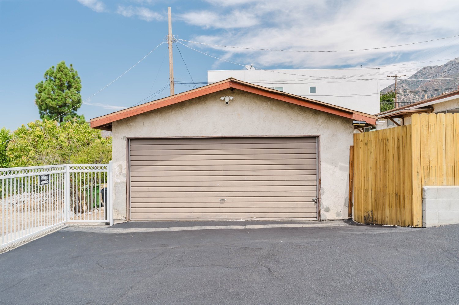 Building Photo - 10539 Samoa Ave