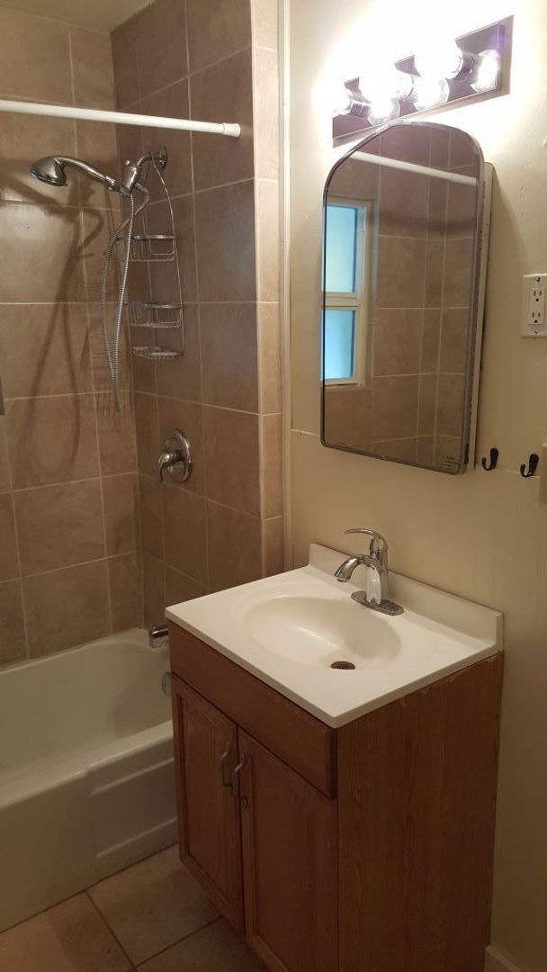 Building Photo - Deposit Moves You In!  3 Bed 1 Bath Home F...