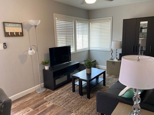 Building Photo - Updated Furnished Unit Half A Block From B...