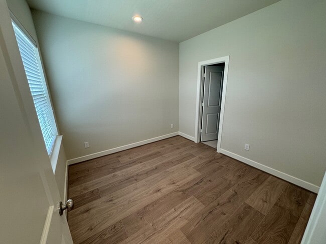 Building Photo - 3013 Hicks St