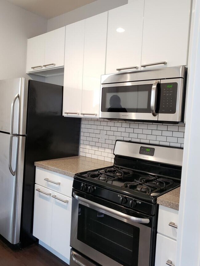 Building Photo - 2 bedroom in Oakland CA 94609