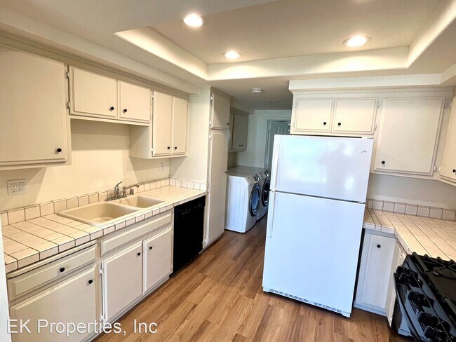 Building Photo - 2 br, 2.5 bath House - 140 Coop St