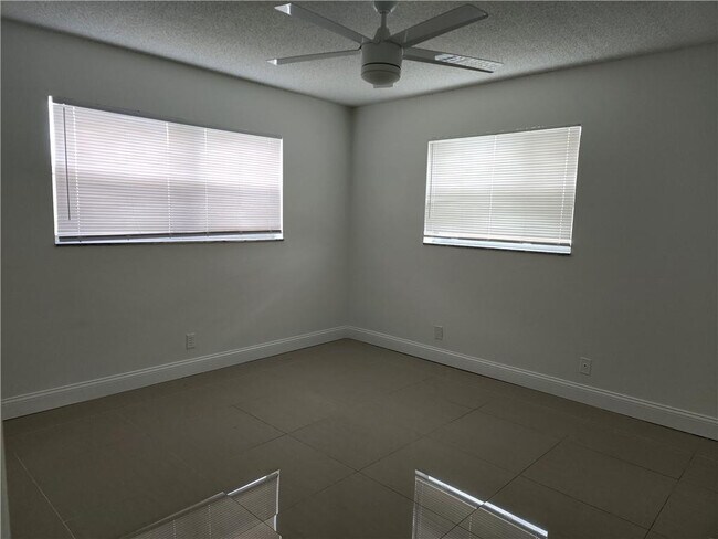 Building Photo - 9911 Sandalfoot Blvd