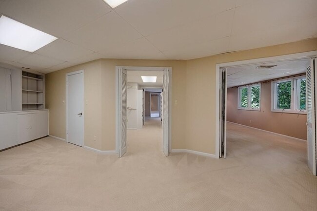 Building Photo - 130 Huntcliff Point NE