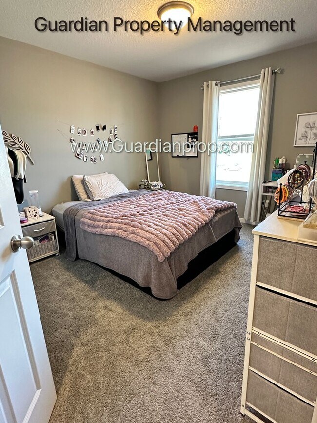 Building Photo - Champlin Town Home, Fireplace, 2 Car Garag...