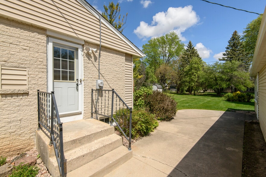 Building Photo - W149N6158 Pocahontas Dr