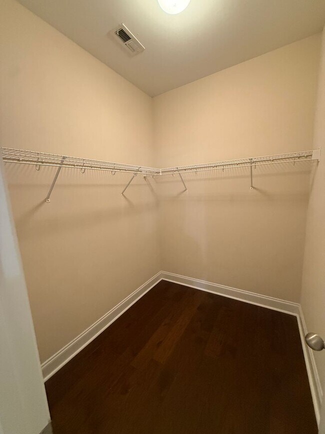 Building Photo - Well-Maintained Home in Convenient Madison Location