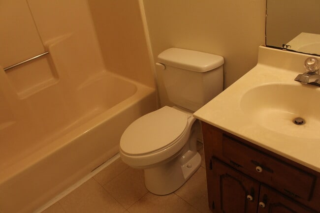 Building Photo - Adorable Studio Cottage in Central