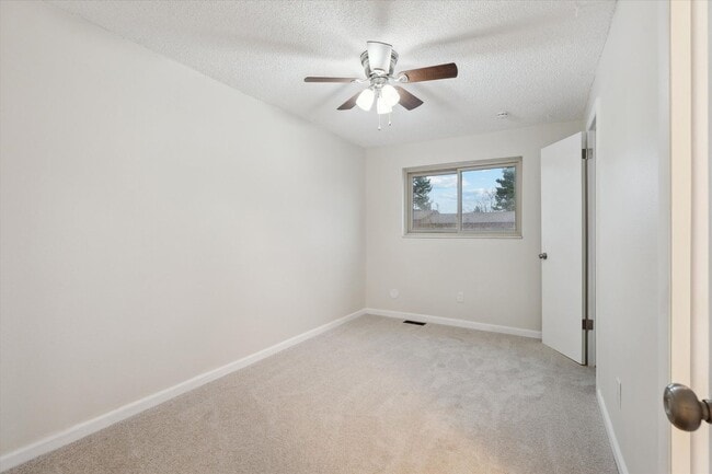 Building Photo - Adorable and Spacious Golden Townhome