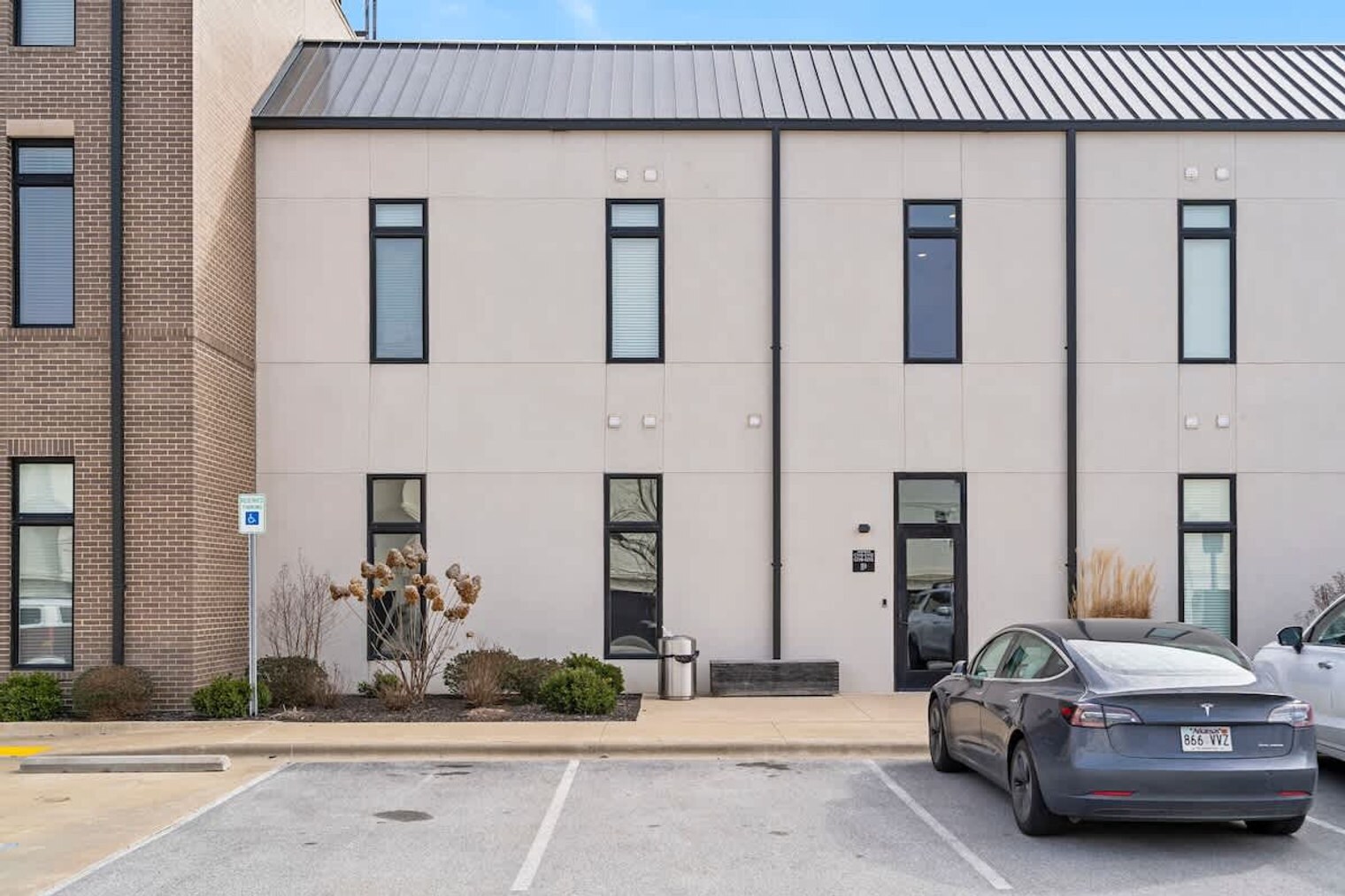 Building Photo - 3938 S Grand Ave