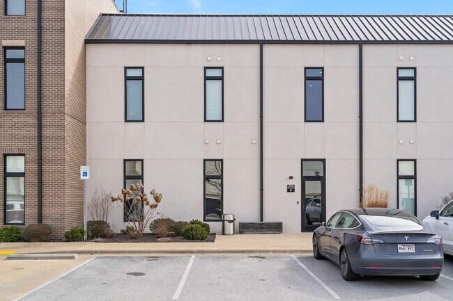Building Photo - 3938 S Grand Ave