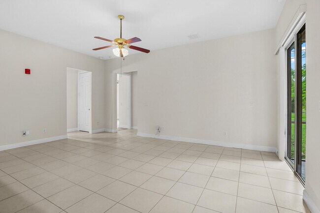 Building Photo - 1092 SW Majorca Ave