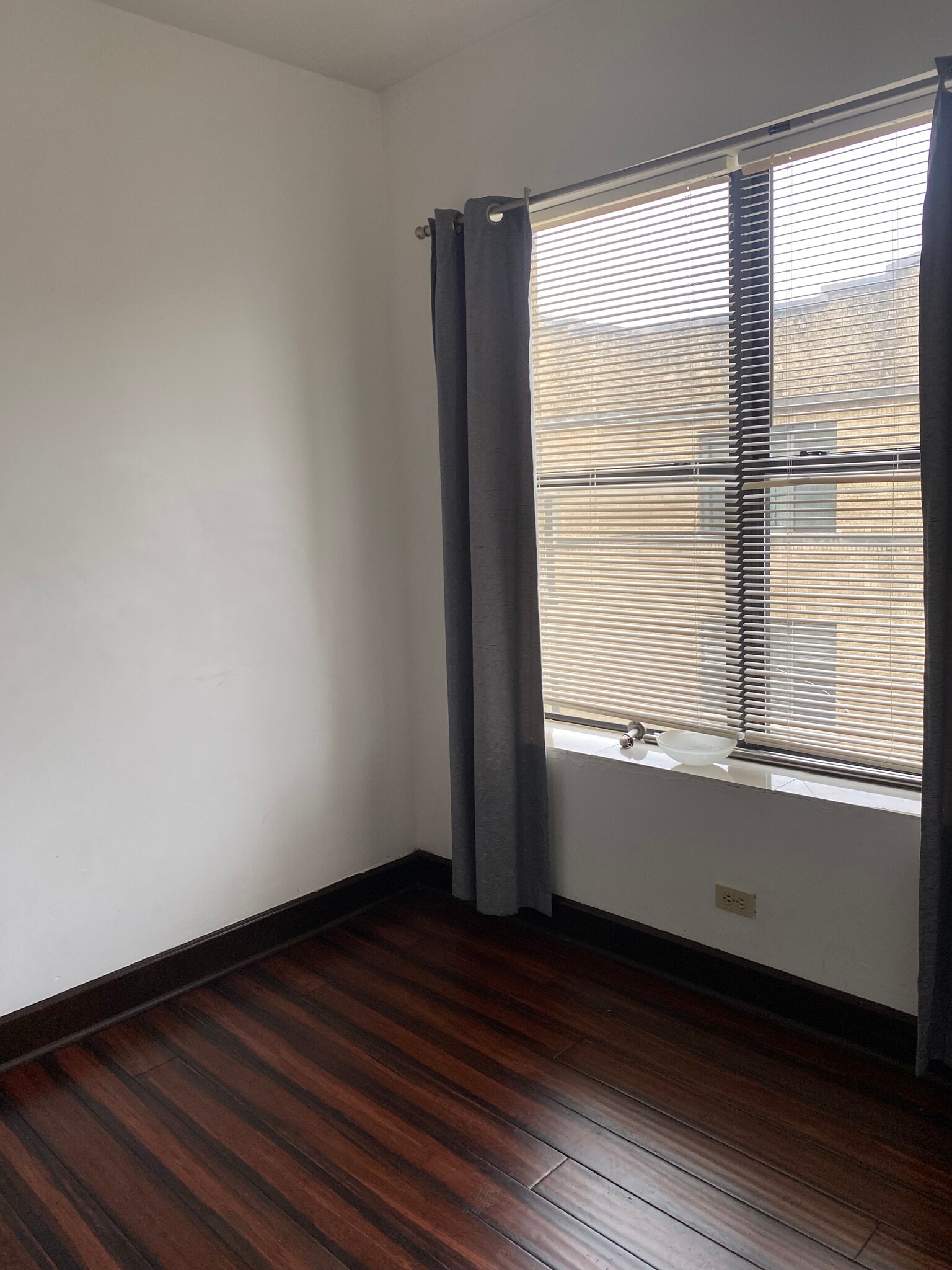 West Bedroom - 4922 N Kedzie Ave