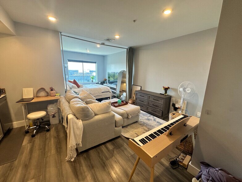 Building Photo - 55 W 5th St