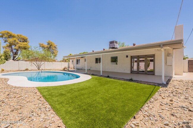 Building Photo - 1530 E Alameda Dr