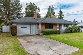 Building Photo - 3 Bedroom Single Story House w/Large Fence...
