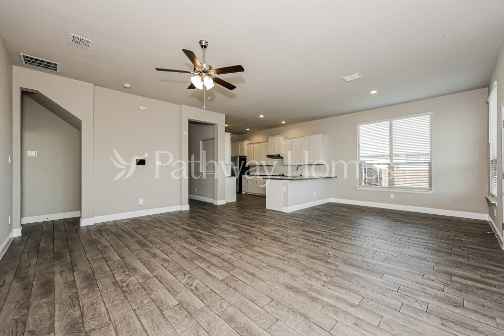 Building Photo - 838 Poppie Ln