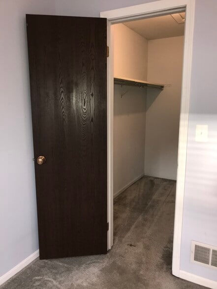 Building Photo - 420 Tanglewood Ct
