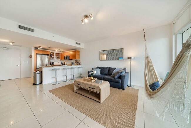 Building Photo - 3256 NE 1st Ave