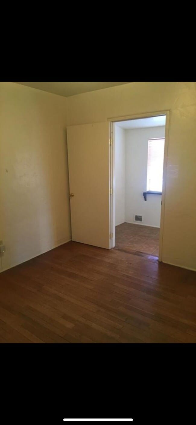 Building Photo - 825 Palomas Dr SE