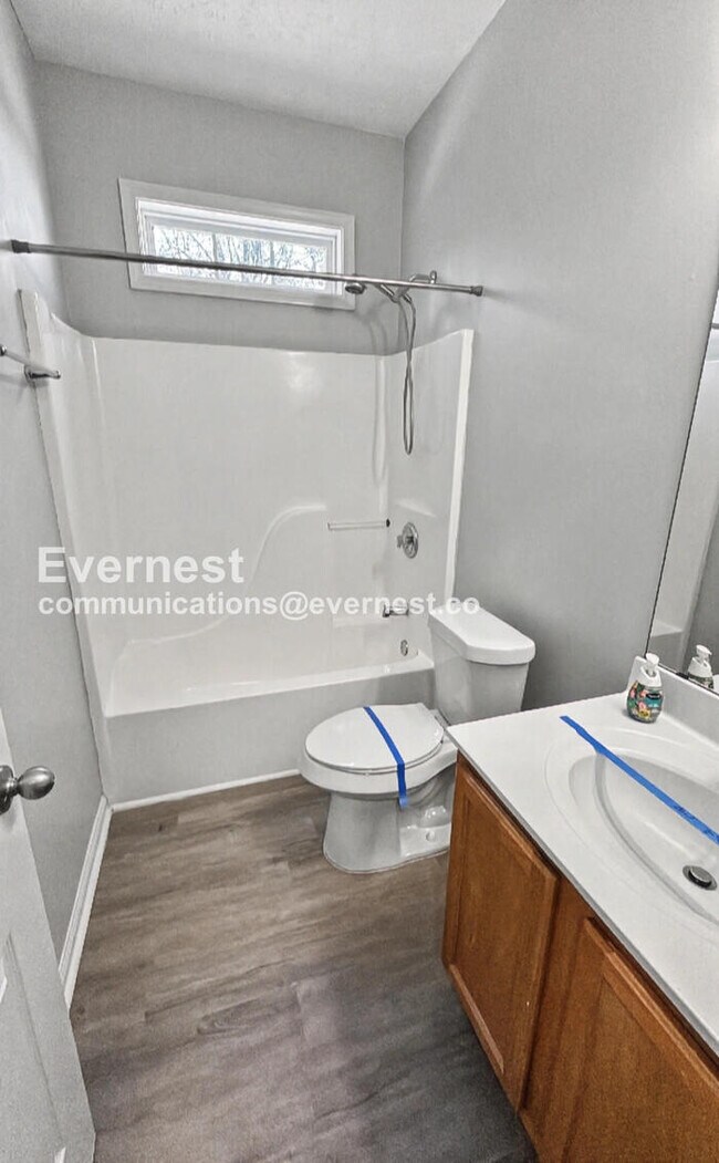 Building Photo - 4 Bed, 2 Bath Home with Garage / Pet-Friendly / Available Now!