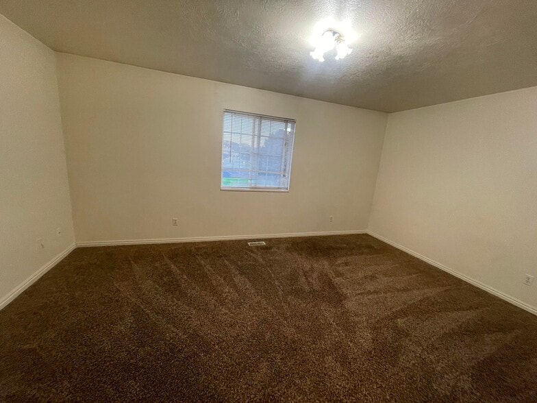 Building Photo - 1545 Talon Dr