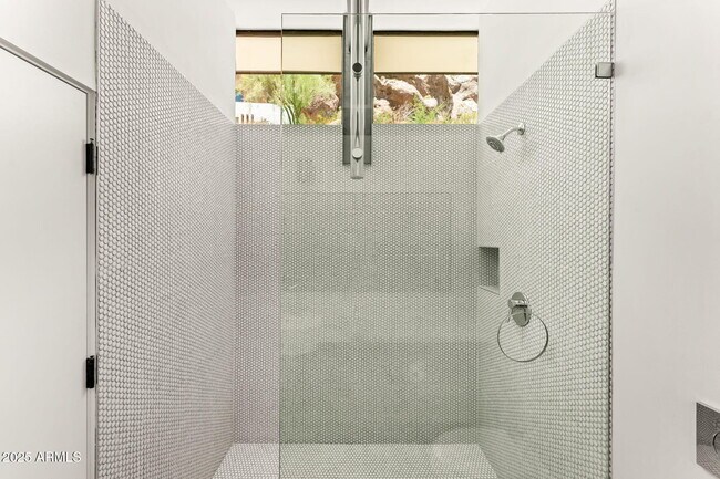Building Photo - 4925 E Red Rock Dr