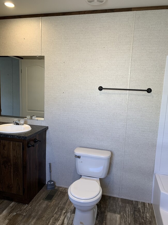 Building Photo - 100 Bristol St