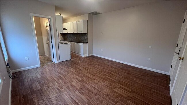 Building Photo - 10 St Mary St